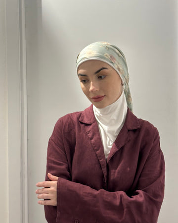 اسكارف وقطعة تغطي الرقبه