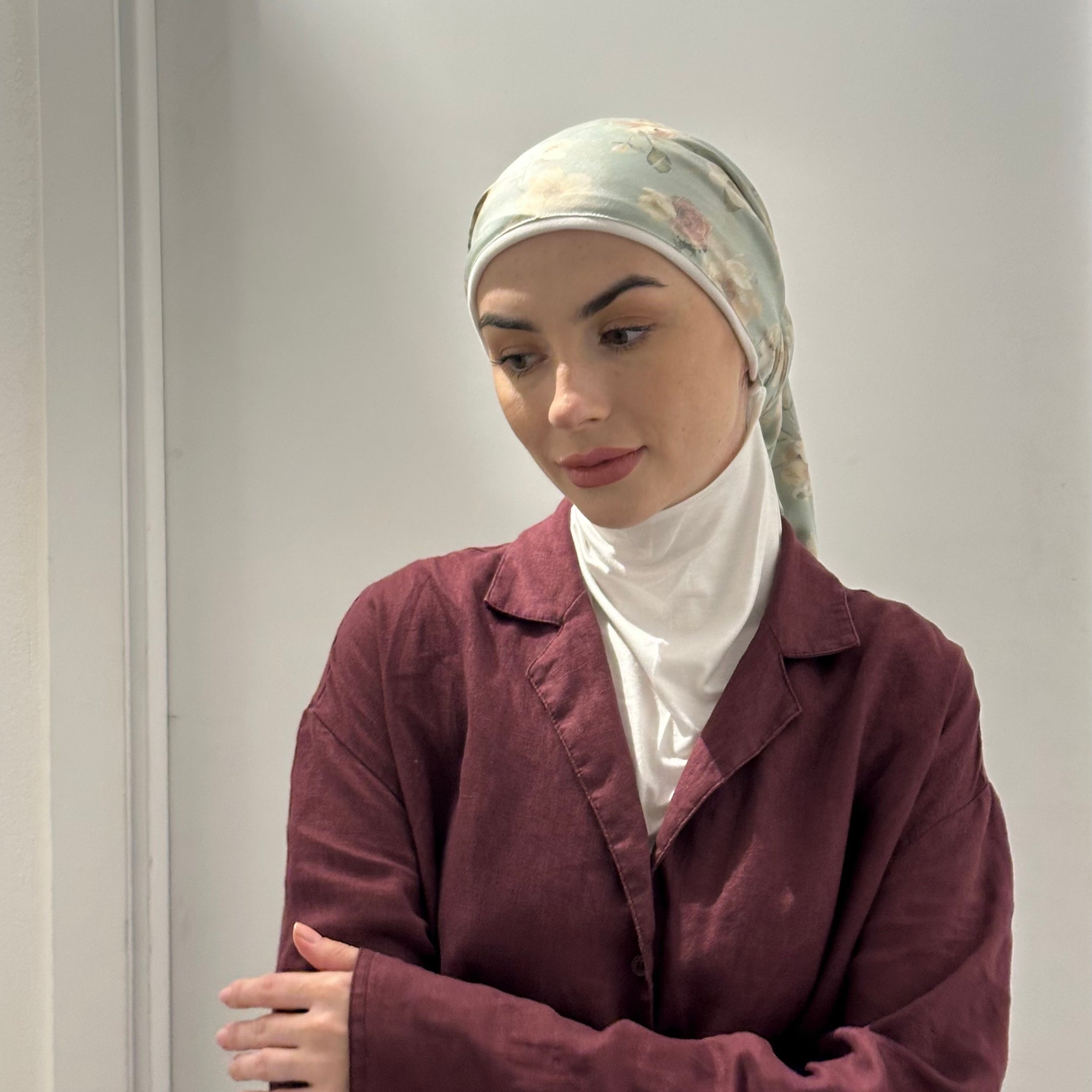 اسكارف وقطعة تغطي الرقبه